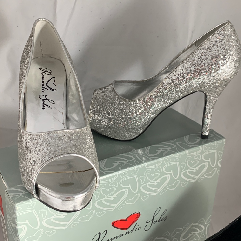 New 8.5 Romantic Soles Silver Glitter Dasha heels